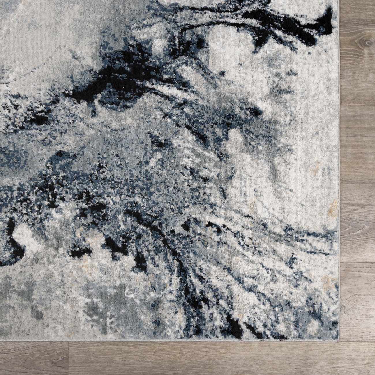 Durable synthetic rug made from a polypropylene/polyester blend, ideal for high-traffic areas.