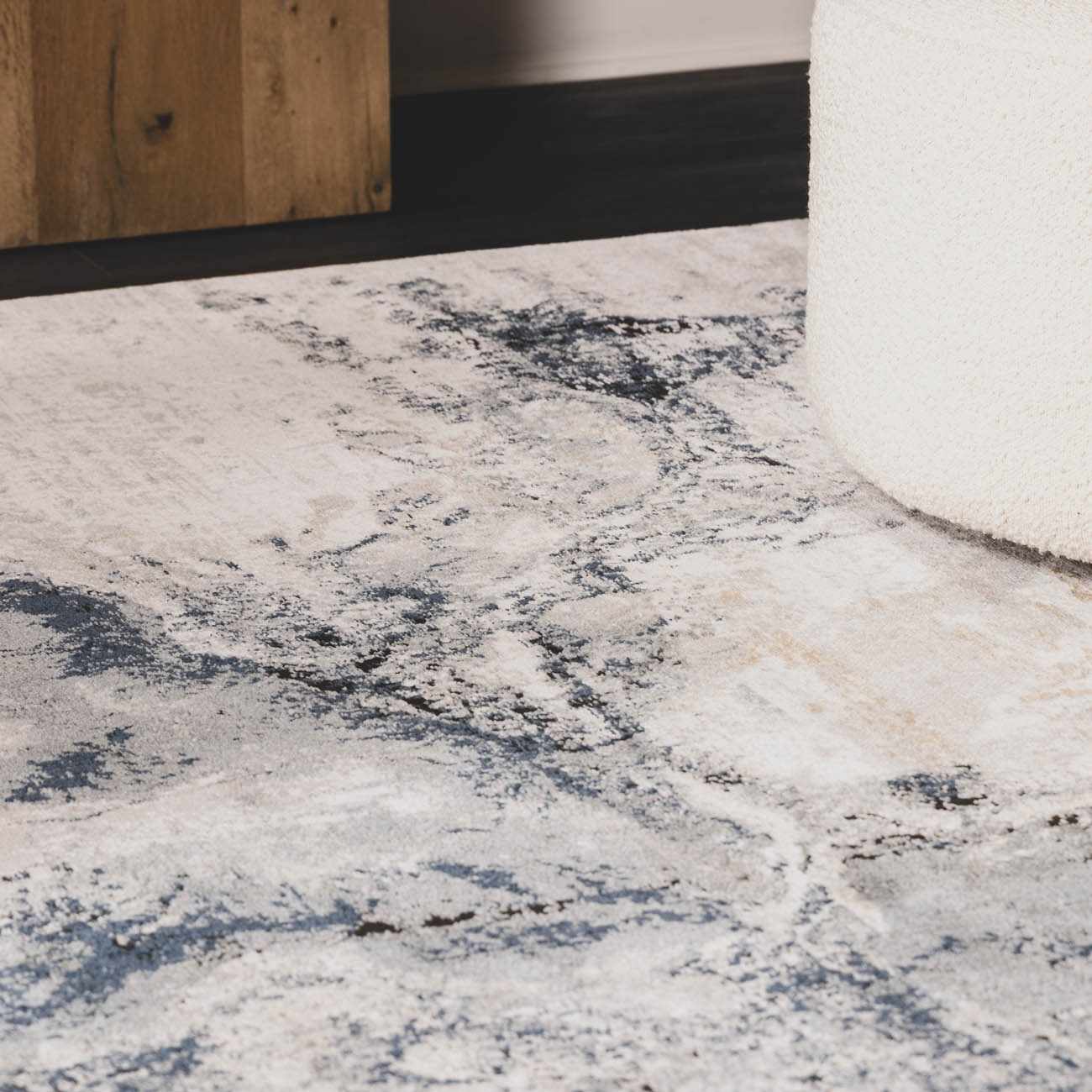 Turkish-made, durable machine-woven rug, crafted from polypropylene and polyester fibers.